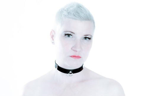 SiaLinda: Halsband echtes Lackleder schwarz mit kleinem O-Ring 12mm - SiaLinda.com